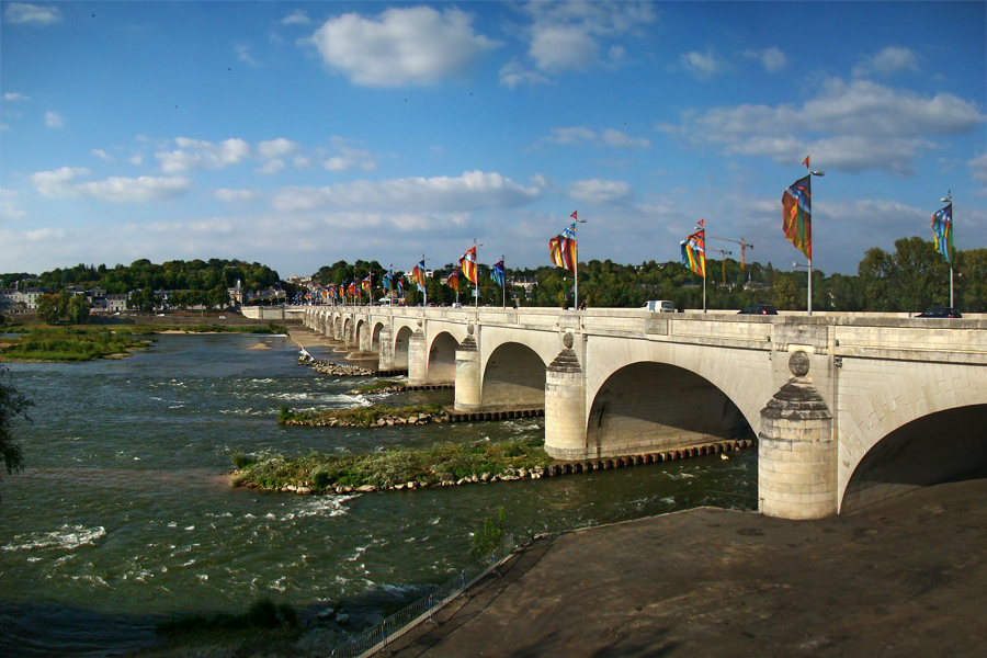 เมืองตูร์ -สะพานข้ามเเม่น้ำลัวร์
