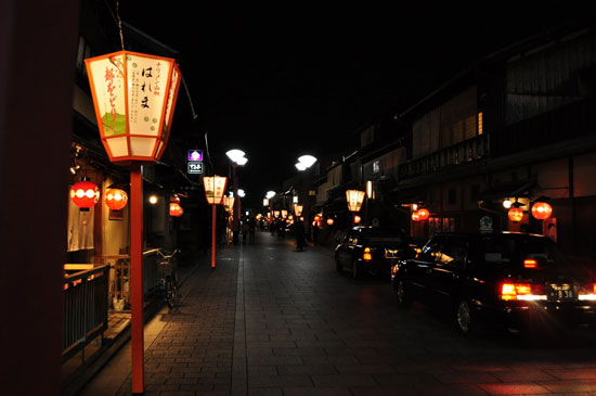 10 ย่านเก่าน่าเดินเล่นในญี่ปุ่น-ถนนฮานามิ โคจิ ย่านกิอน